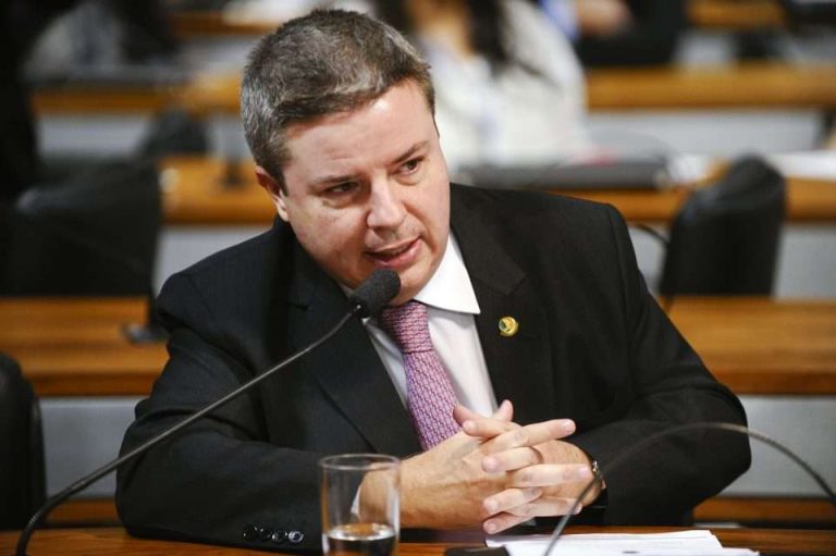 Projeto de Anastasia adia despejo de quem não pagar aluguel na crise