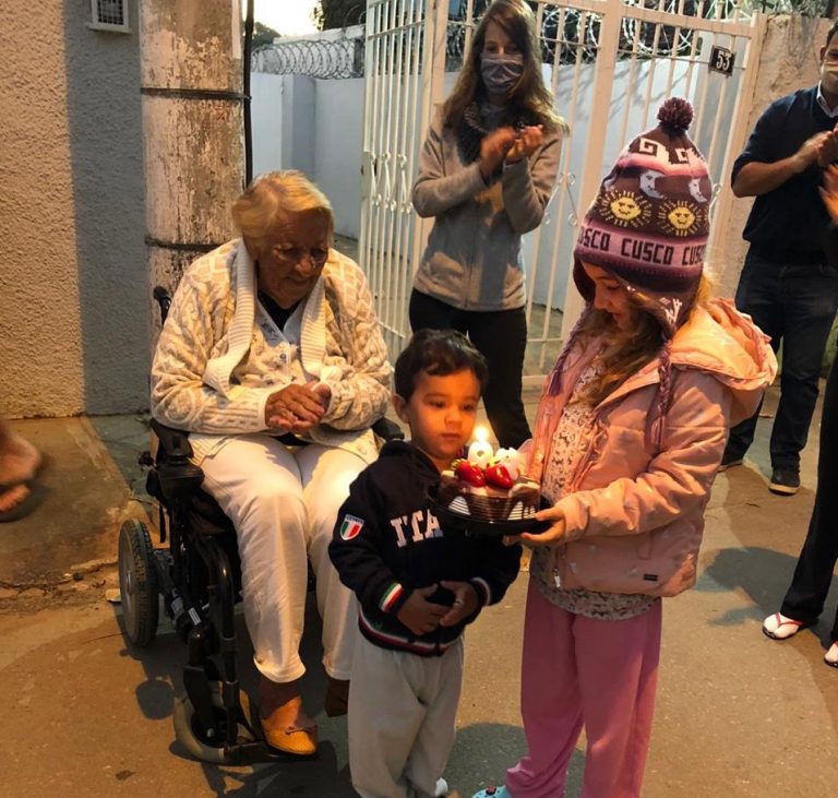 Célia de Tonico faz 99 anos e ganha alvorada virtual em Dr. Lund