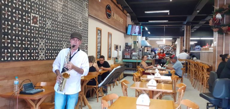 João Pê Jota e seu saxofone encantam e alegram na Marina