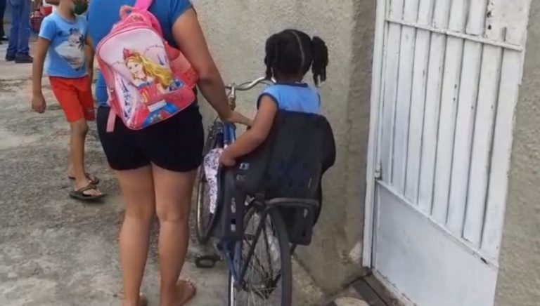 Aulas presenciais trazem de volta bicicletas com crianças… e pouquíssima segurança