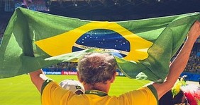 Tem gente marchando em frente aos Tiros de Guerra