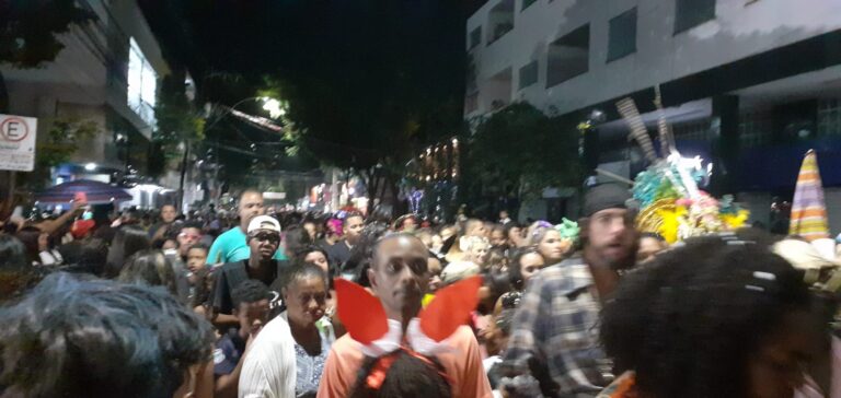 Boi da manta arrasta milhares de pessoas pela rua principal