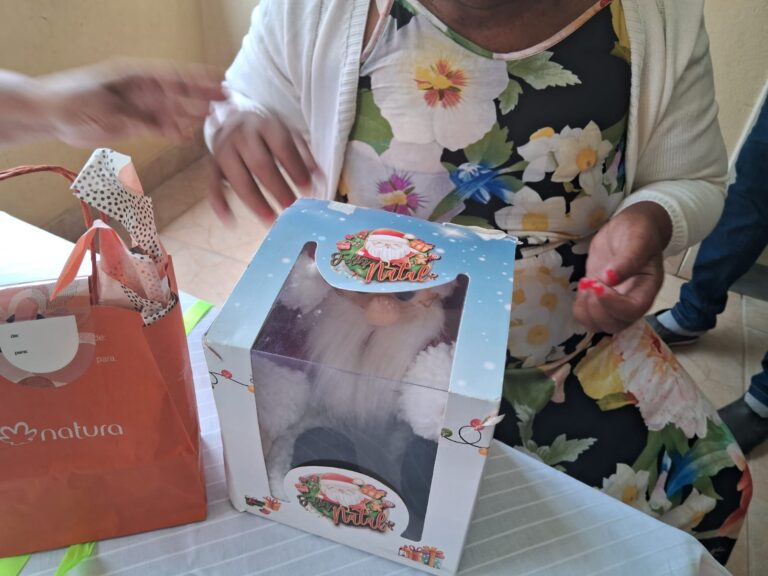 Idosos do Laiite recebem presentes da comunidade em almoço de Natal