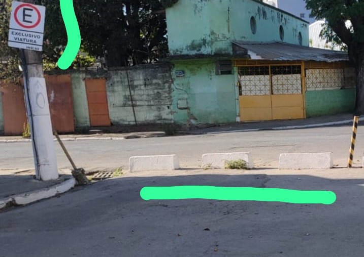 A delegacia saiu, mas a rua continua fechada