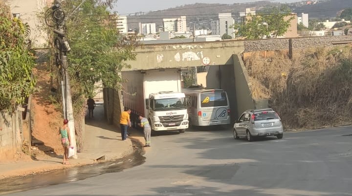 Caminhão agarra no pontilhão da linha férrea